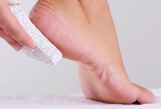 trị nứt nẻ gót chân nên được thực hiện hàng ngày để tránh tình trạng nặng thêm