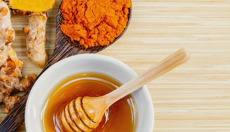 Tinh bột nghệ và mật ong là cặp đôi đi kèm với nhau và luôn đem lại những tác dụng tuyệt vời trong làm đẹp.