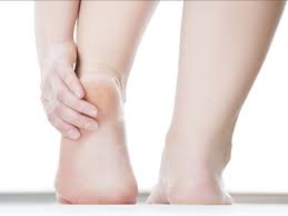Cách chọn giày dép để chữa nẻ gót chân